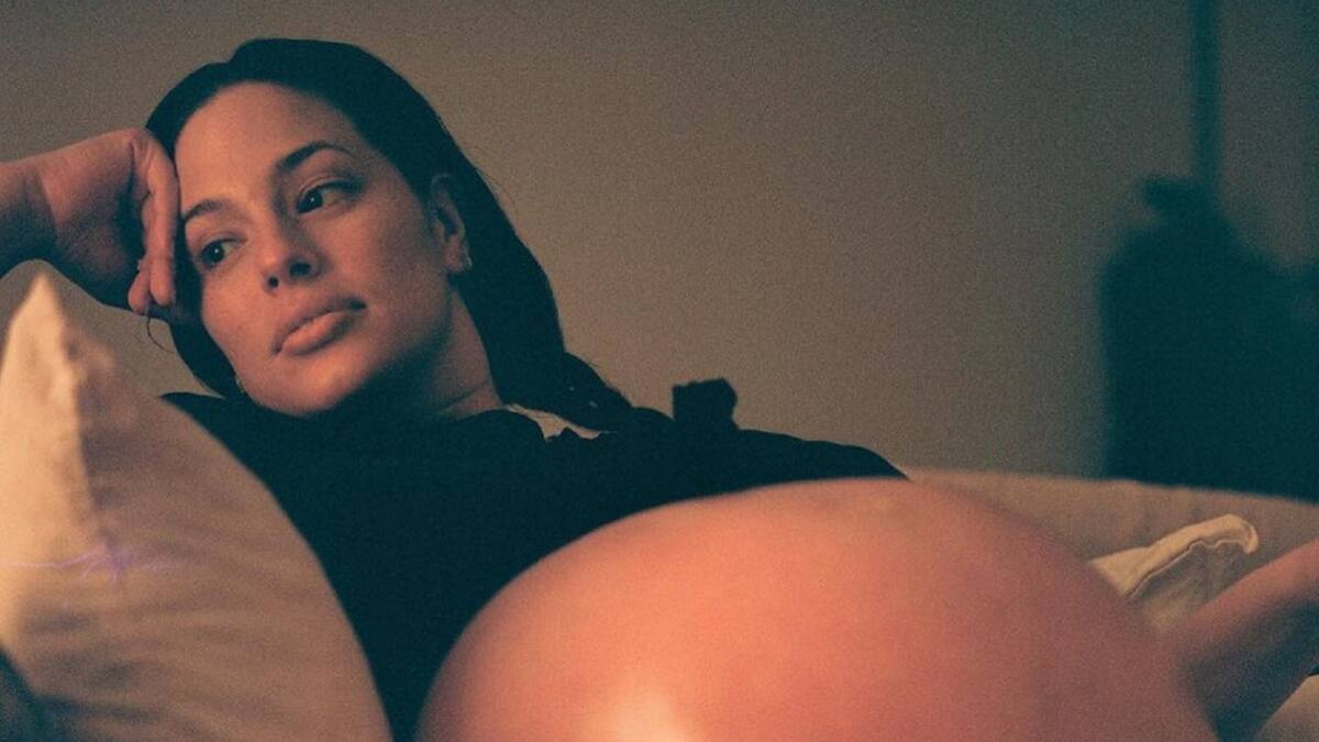 Ashley Graham comparte increíble foto de su embarazo con 40 semanas de gemelos