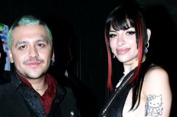 Christian Nodal reaparece sin tatuajes en el rostro en su primera alfombra roja con Cazzu