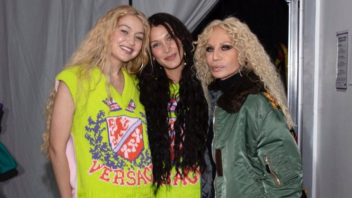 Gigi y Bella Hadid posan sin ropa al estilo Adán y Eva para Versace