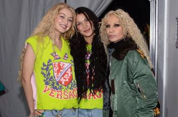 Gigi y Bella Hadid posan sin ropa al estilo Adán y Eva para Versace