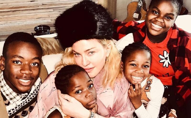 Madonna La cantante celebró el cumpleaños de sus hijas Stella y Estere - Créditos: Instagram @madonna