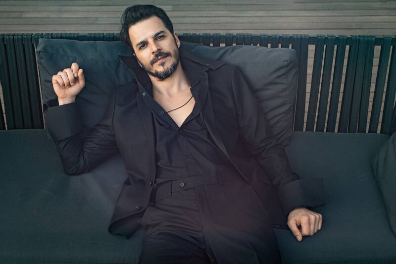 es el antagonista en "Ceniza".