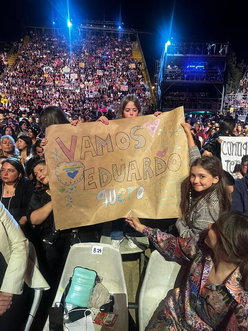 El cartel que prepararon las hijas de María Luisa Godoy para Eduardo Fuentes.