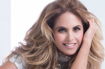 Lucero celebra 52 años más hermosa que nunca