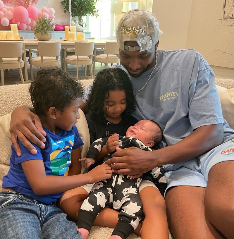 El bebé de Khloé Karadashian junto a su papá y hermanos