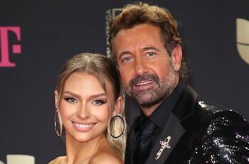 Irina Baeva y Gabriel Soto más enamorados que nunca en la alfombra magenta de Premio Lo Nuestro