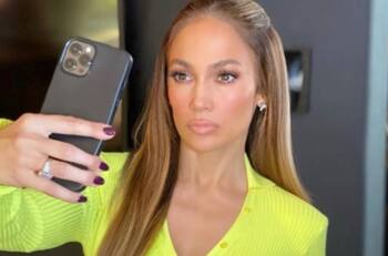 JLo enciende las redes con un sexy outfit plateado ¡Cada día luce más hermosa!