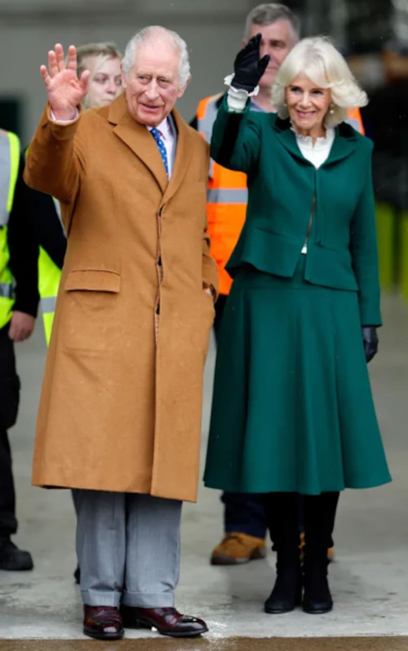 el monarca llegó acompañado de su reina a la Clínica de Londres.
