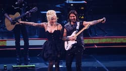 VIDEO | ¿Con pequeño fail? Así fue la sorpresiva aparición de Mon Laferte en el show de Juanes en Viña