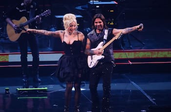 VIDEO | ¿Con pequeño fail? Así fue la sorpresiva aparición de Mon Laferte en el show de Juanes en Viña