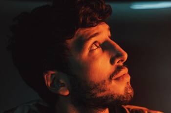 El regalo de Sebastián Yatra a sus fans: cantar en acústico “Dos oruguitas”