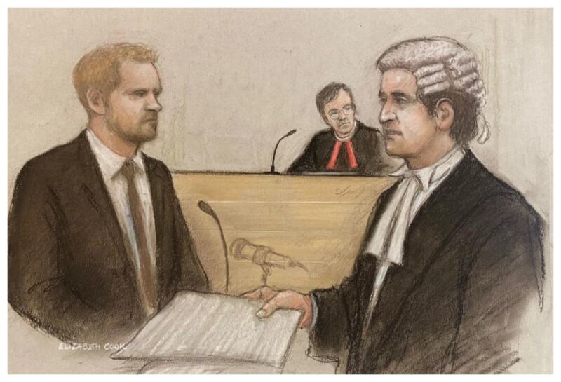 Príncipe Harry en la corte durante el juicio por piratería telefónica contra Daily Mirror.
