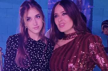 Salma Hayek mantiene humilde a su hija Valentina Paloma dándole regalos pequeños en Navidad