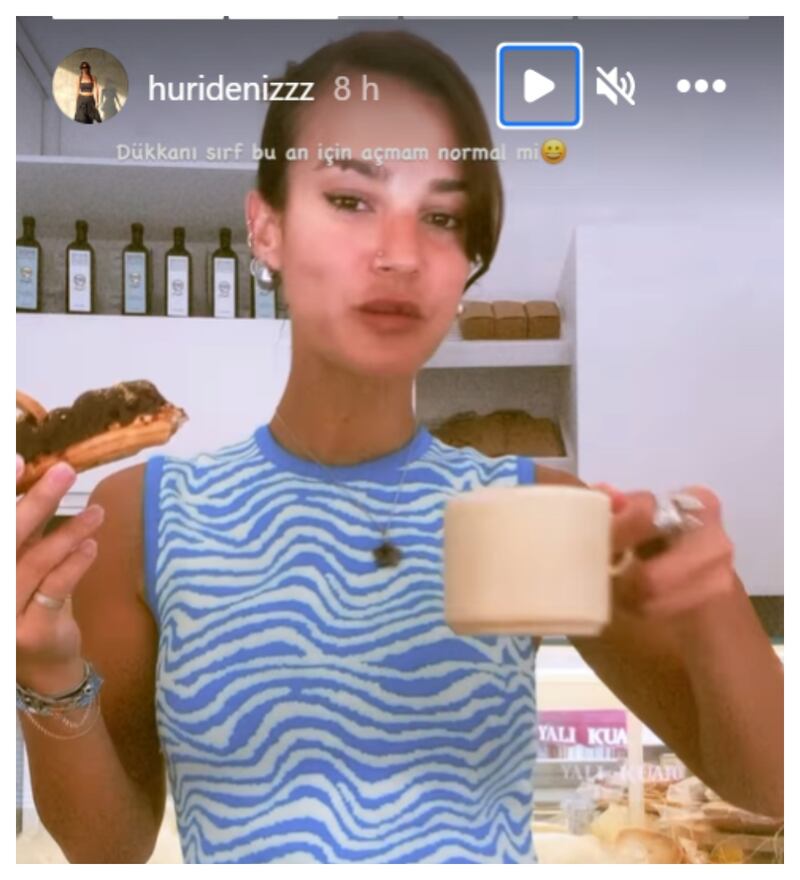 Huri es la hermana mayor de Pinar Deniz.