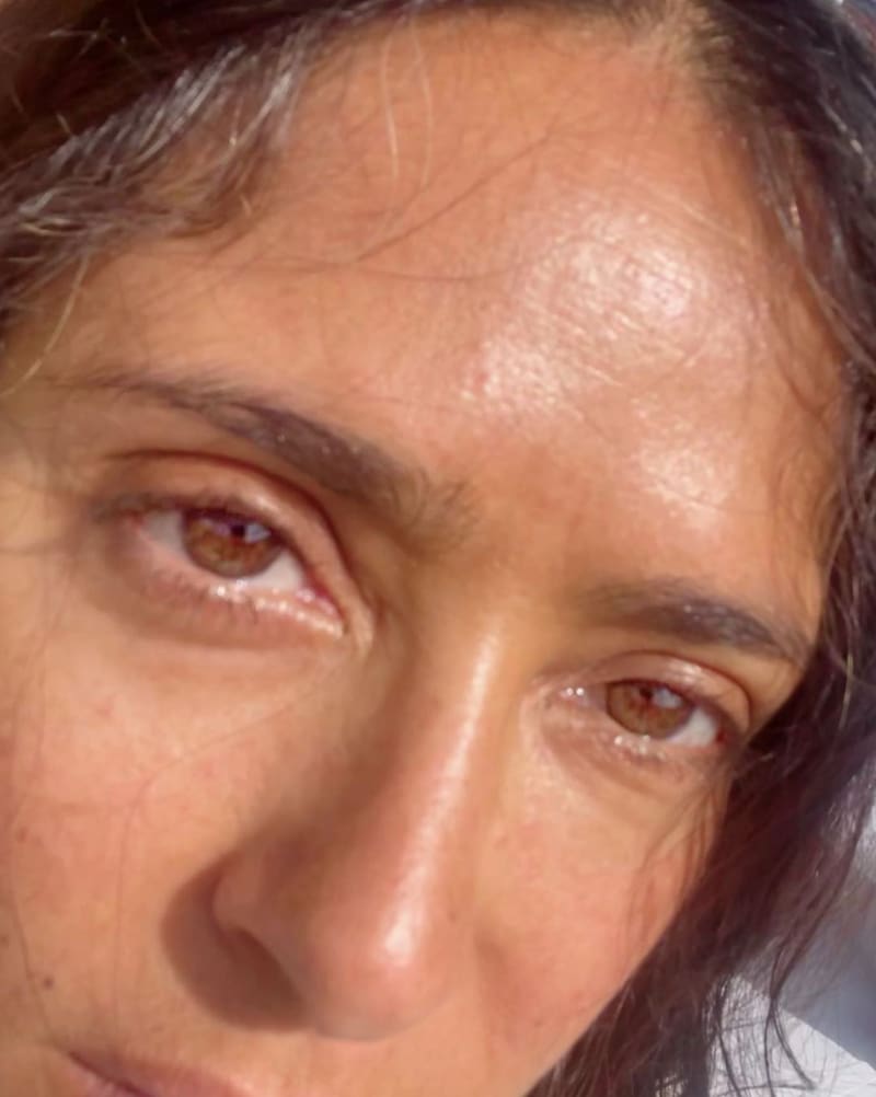 La actriz mostró con orgullo sus canas y arrugas