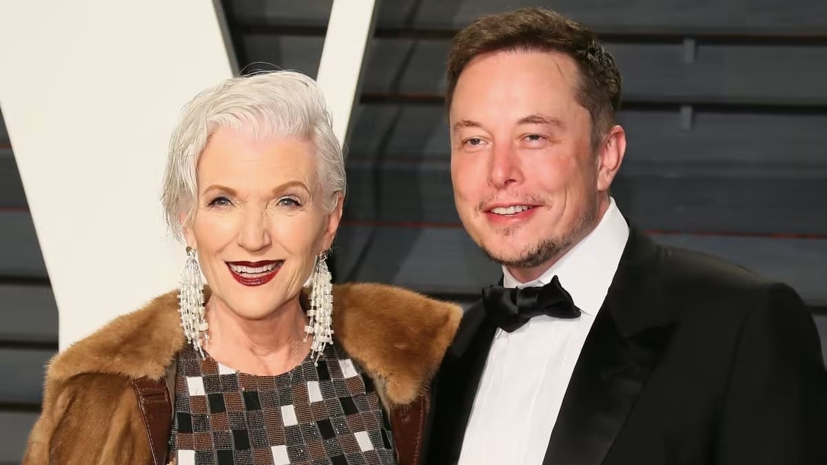 La mamá de Elon Musk duerme en el garage cuando visita a su multimillonario hijo