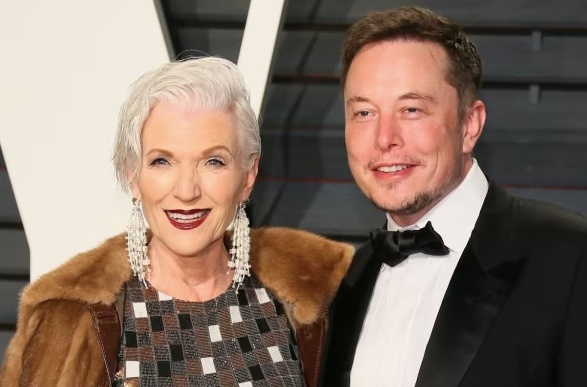 La mamá de Elon Musk duerme en el garage cuando visita a su multimillonario hijo