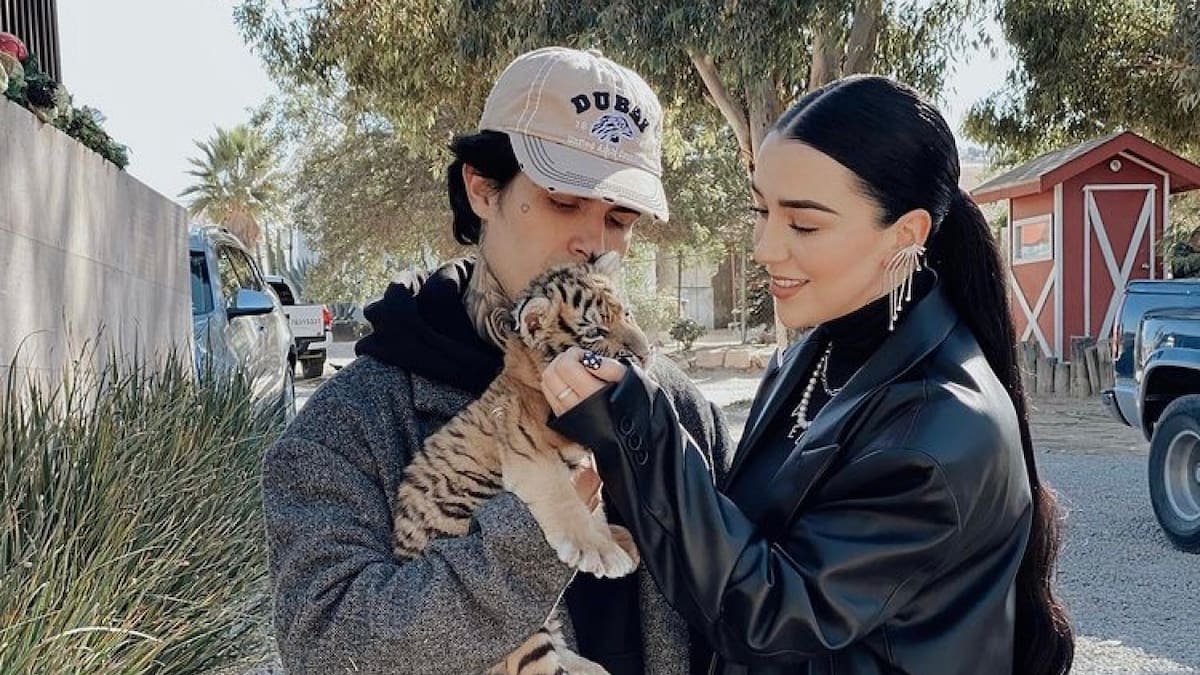 Ex de Christian Nodal y su novio protagonizan polémica pelea con la prensa