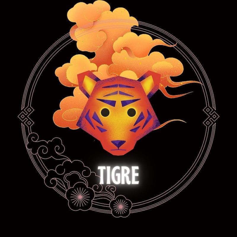Caricatura de la cara de un Tigre sobre un fondo negro azulado, enmarcado en un círculo con flores. Atrás del animal se ven nubes doradas como adornos orientales.
