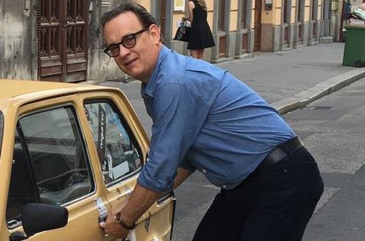 Tom Hanks se cuela a sesión de fotos de una novia. Así posó