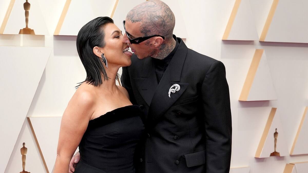 Oscars 2022: Kourtney Kardashian y Travis Barker se besan apasionadamente en la alfombra roja