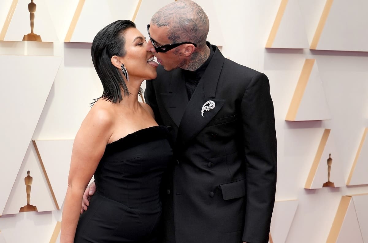 Oscars 2022: Kourtney Kardashian y Travis Barker se besan apasionadamente en la alfombra roja
