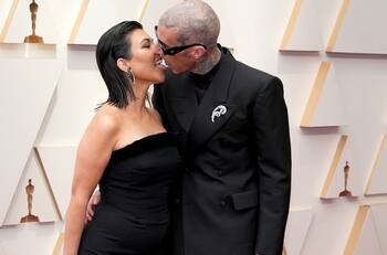 Oscars 2022: Kourtney Kardashian y Travis Barker se besan apasionadamente en la alfombra roja