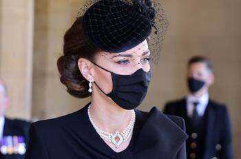 Kate Middleton se viste solemnemente de luto tras el fallecimiento de la Reina Isabel II