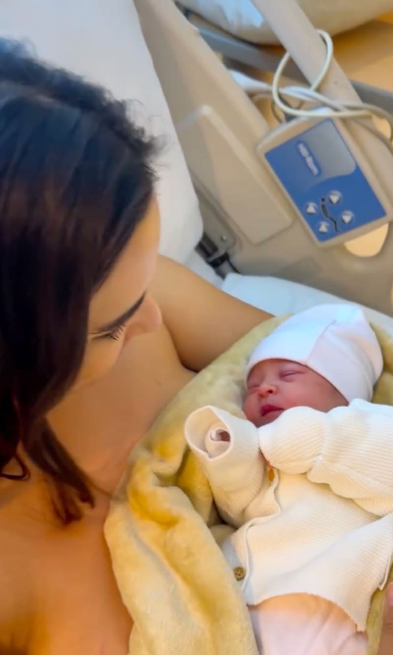 La argentina le dio la bienvenida a su hija Alanna.