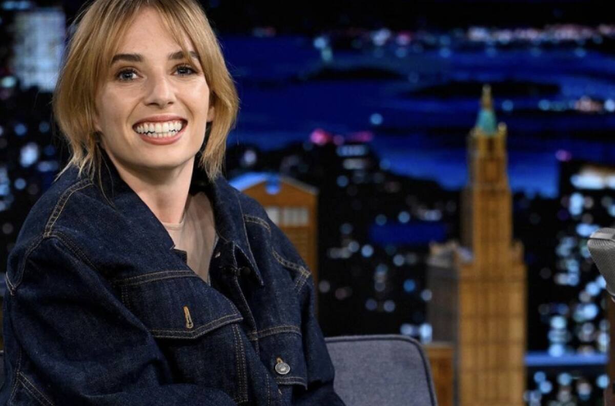 Actriz de "Stranger Things" defiende la historia de aborto de su madre Uma Thurman