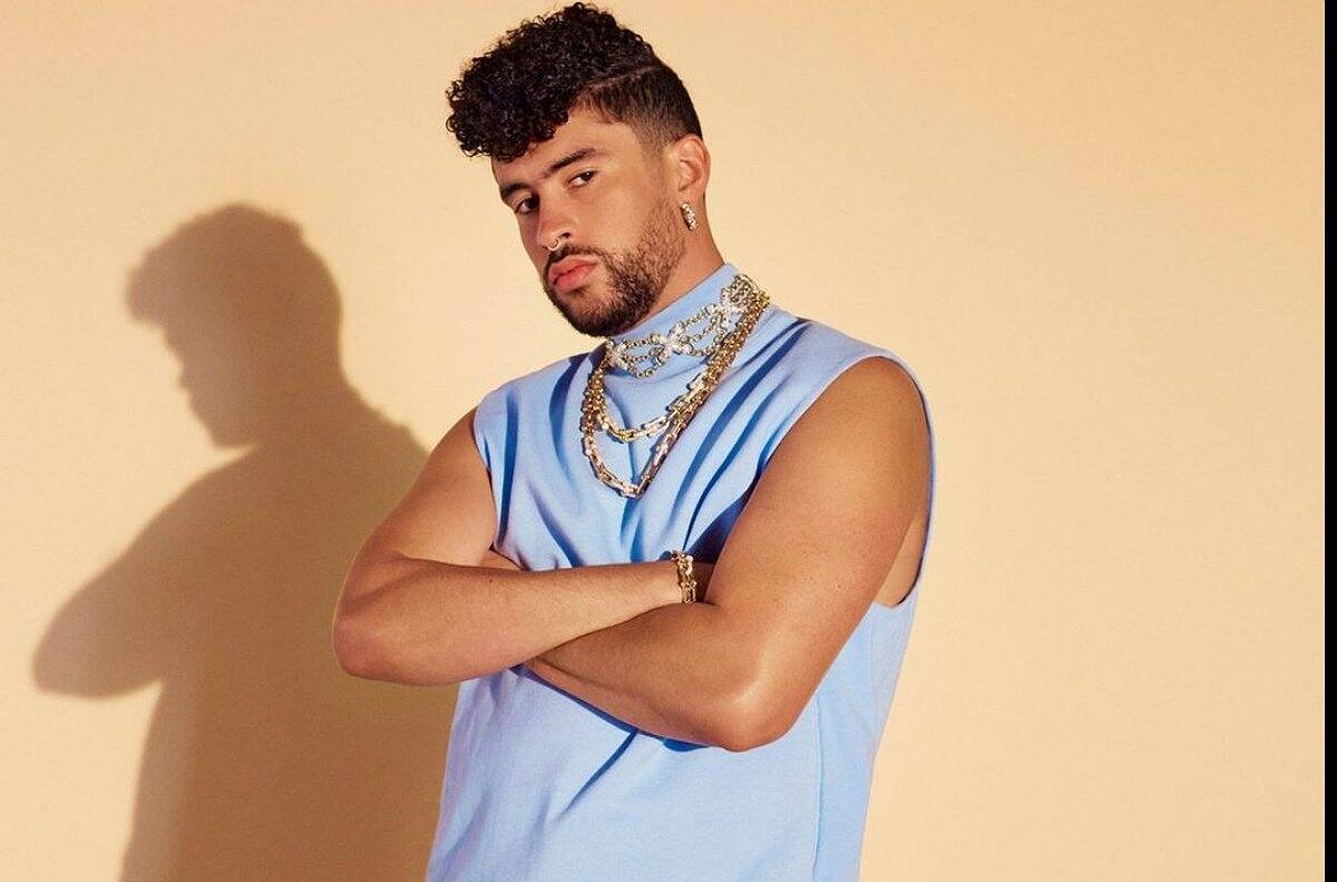 Bad Bunny sorprende al posar con vestido de novia para portada de revista