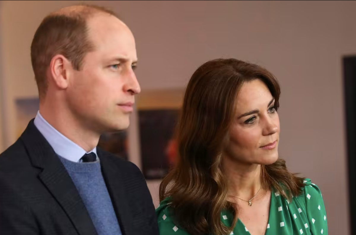 Príncipe William le advierte a la Reina Isabel: "Si el príncipe Andrés va, Kate y yo no"