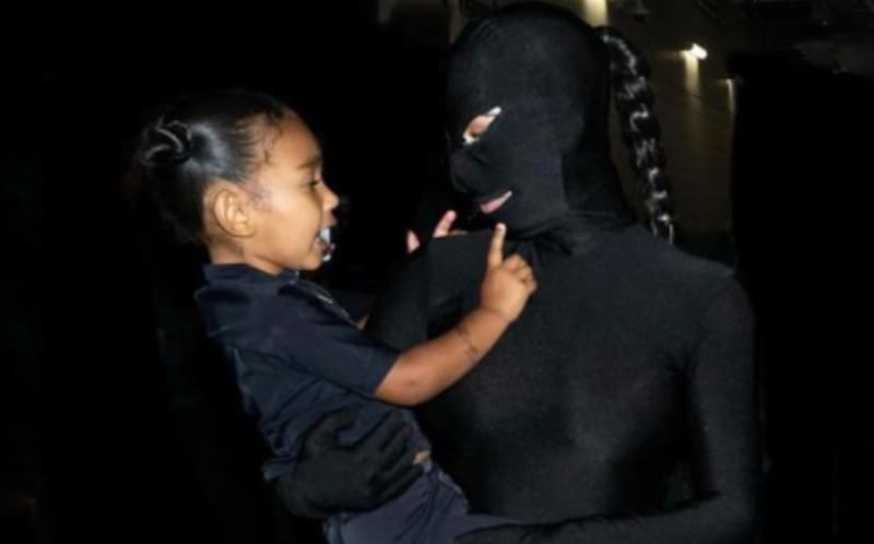 Kim Kardashian La socialité y sus hijos se vistieron para la ocasión, a tono de la presentación de "Donda" - Créditos: Instagram @kimkardashian