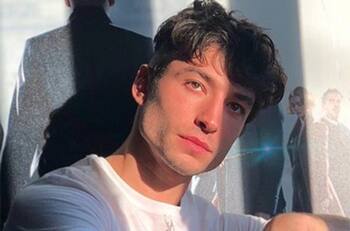 Ezra Miller es visto en las calles con un chaleco antibalas y armas de fuego
