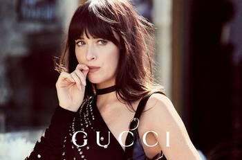 Dakota Johnson es criticada por usar piel real en nueva campaña de Gucci