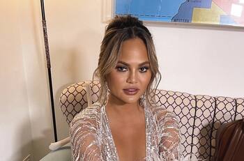 Chrissy Teigen destroza la pared de su lujosa mansión para salvar a un hámster