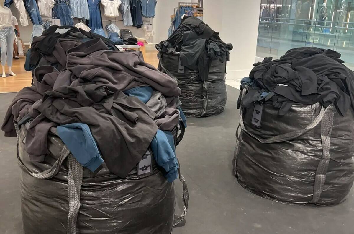 Critican a Kanye West por vender ropa Yeezy en bolsas de basura