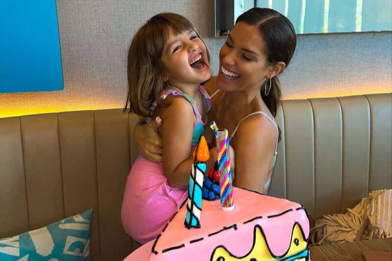 Gala Caldirola Tras haber tenido un inconveniente con la aerolínea, la influencer regresa a Chile con su retoña. - Créditos: Instagram