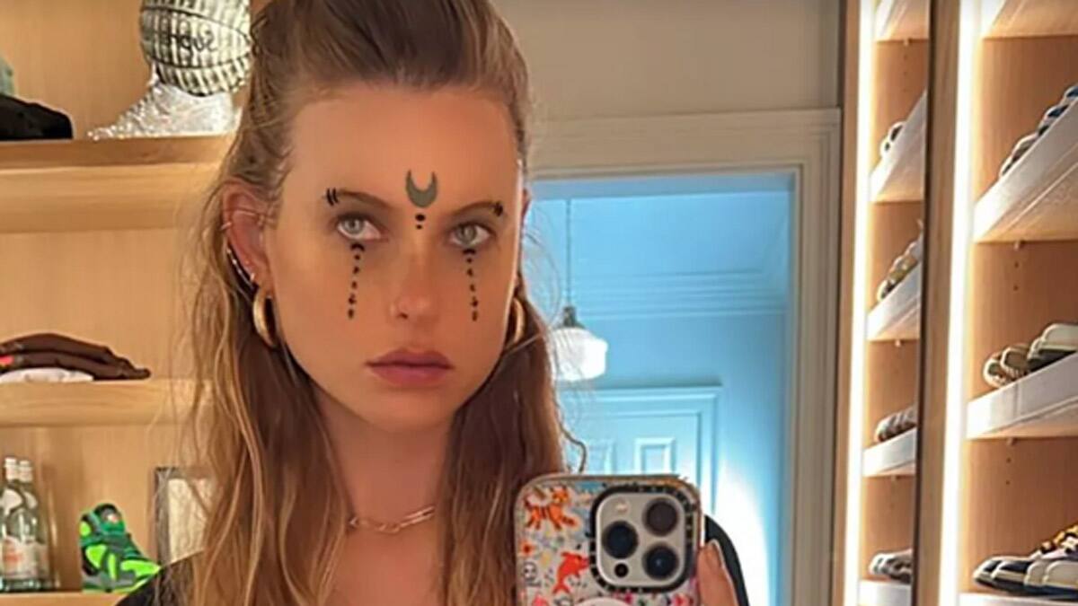 Behati Prinsloo comparte primera foto tras dar a luz a su tercer hijo