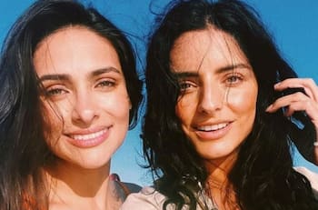 Aislinn Derbez y Renata Notni posan juntas en la playa y sorprenden con su gran parecido