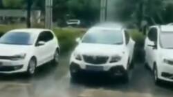 VIDEO: Se vuelve viral la insólita lluvia que solo cae sobre un coche