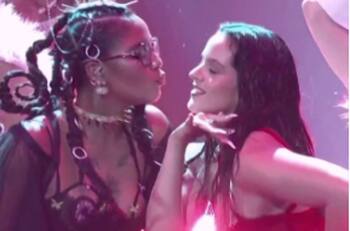 Revive aquí el beso entre Tokischa y Rosalía en los Premios Billboard