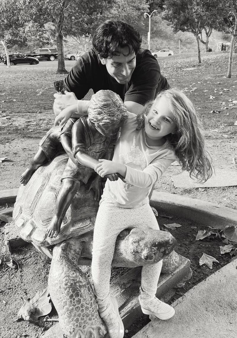 La pequeña Lucía, jugando con Jwan Yosef en un parque en la celebración de su cumpleaños.