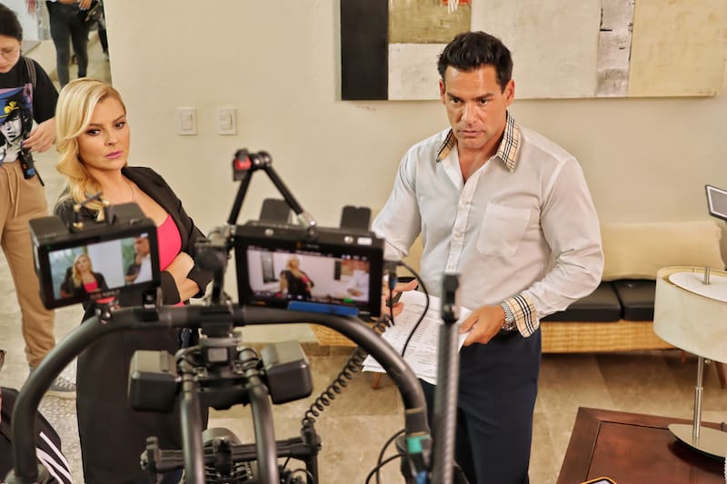 Marjorie de Sousa y Cristián de la Fuente en el set de grabación de "Amores que engañan"