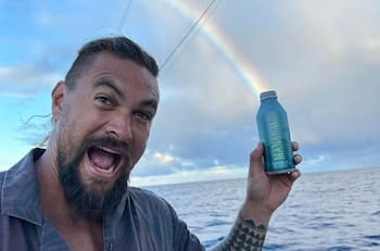 Jason Momoa presume cuerpazo usando solamente un mini taparrabos