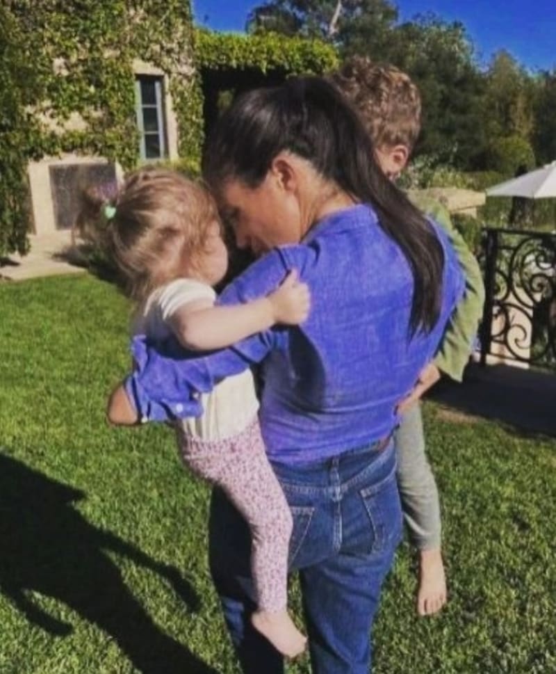Meghan con Lilibet y Archie en la casa de Montecito. - Créditos: Instagram
