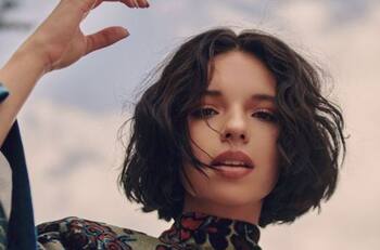 Ángela Aguilar muestra foto de su infancia ¡luce adorable!