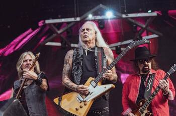 Lynyrd Skynyrd suspende presentaciones luego que su guitarrista, Rickey Medlocke, diera positivo al Covid-19