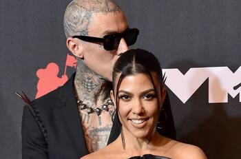 Kourtney Kardashian y Travis Barker publican atrevida sesión de fotos de su boda en Italia