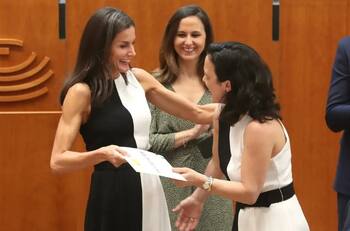 La reacción de la reina Letizia de España al ver que una mujer llevaba el mismo vestido que ella